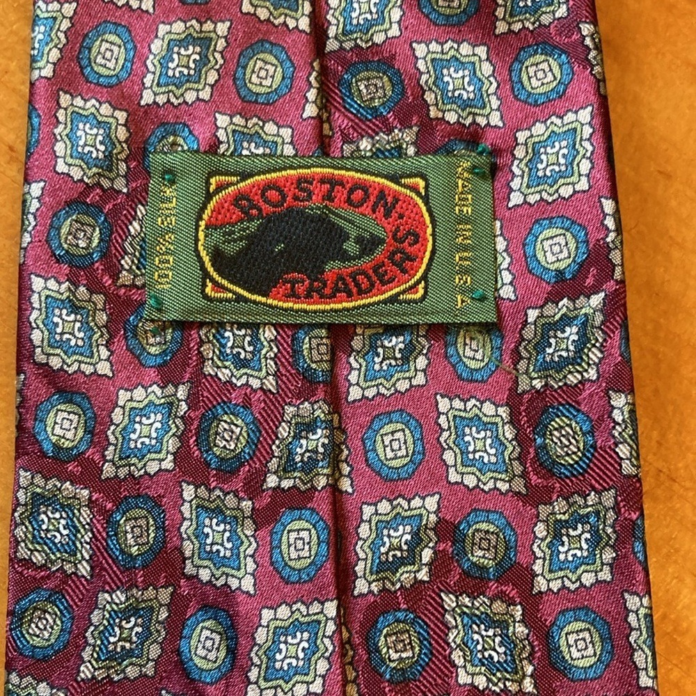 Boston Traders Mens Burgundy Geometric Medallion 100% Silk Necktie Made in USA - Picture 2 of 10